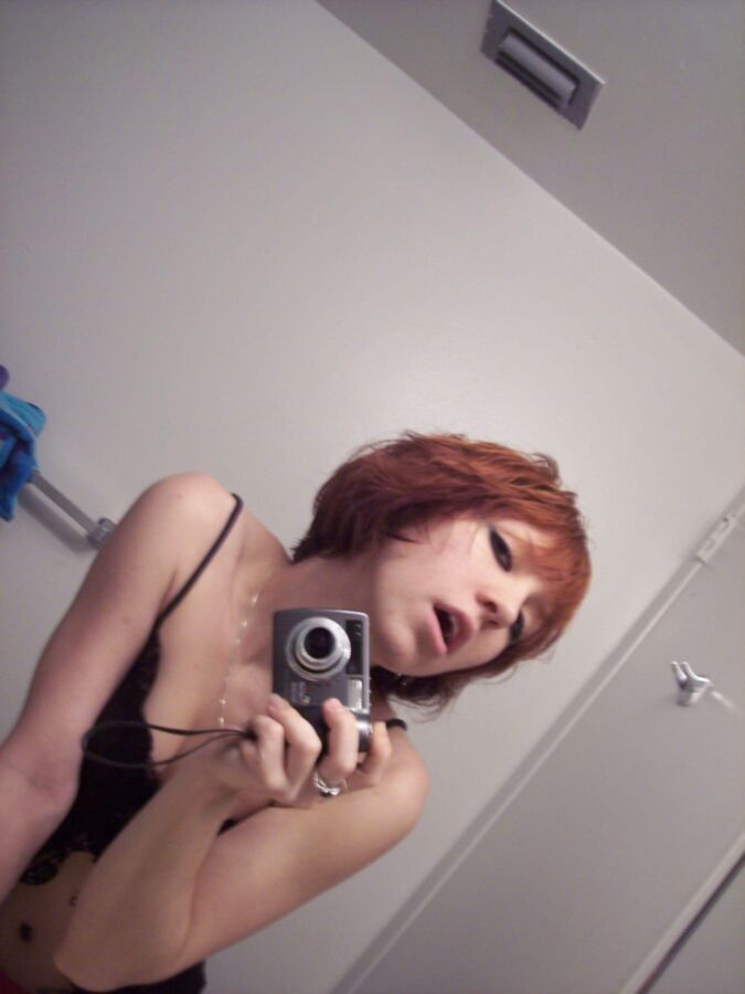 Fille rousse excitée