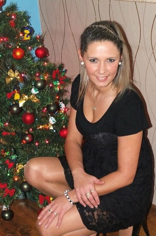 Amateur girls with legs in pantyhose