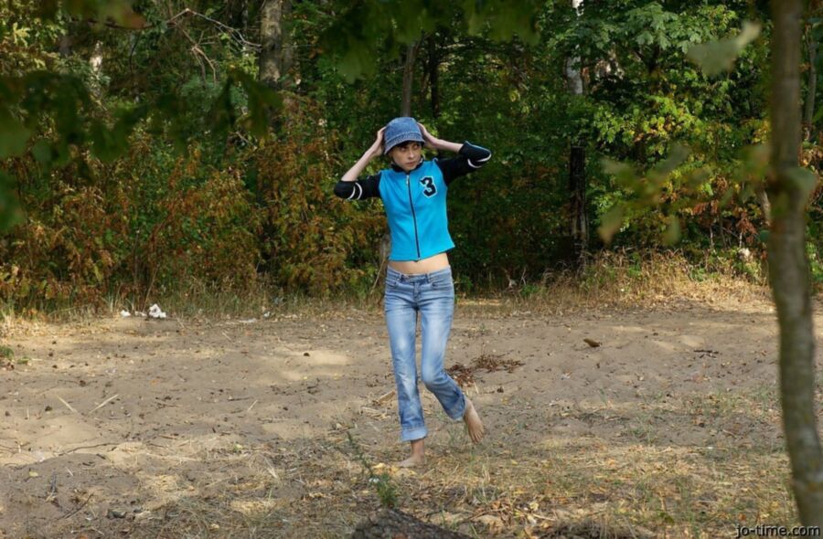 Dünner Teenie pinkelt im Wald