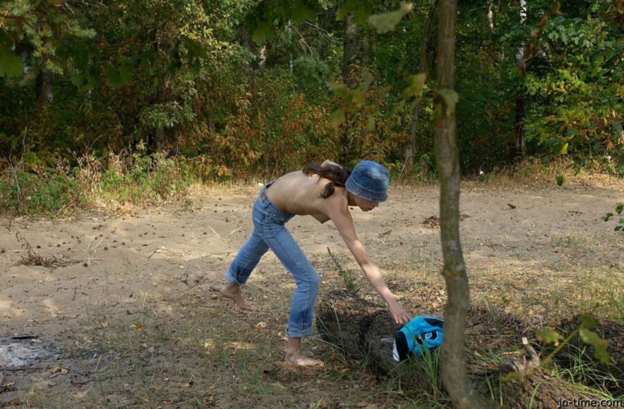 Dünner Teenie pinkelt im Wald