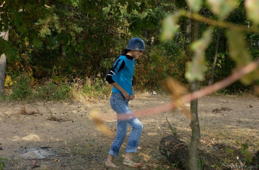 Dünner Teenie pinkelt im Wald