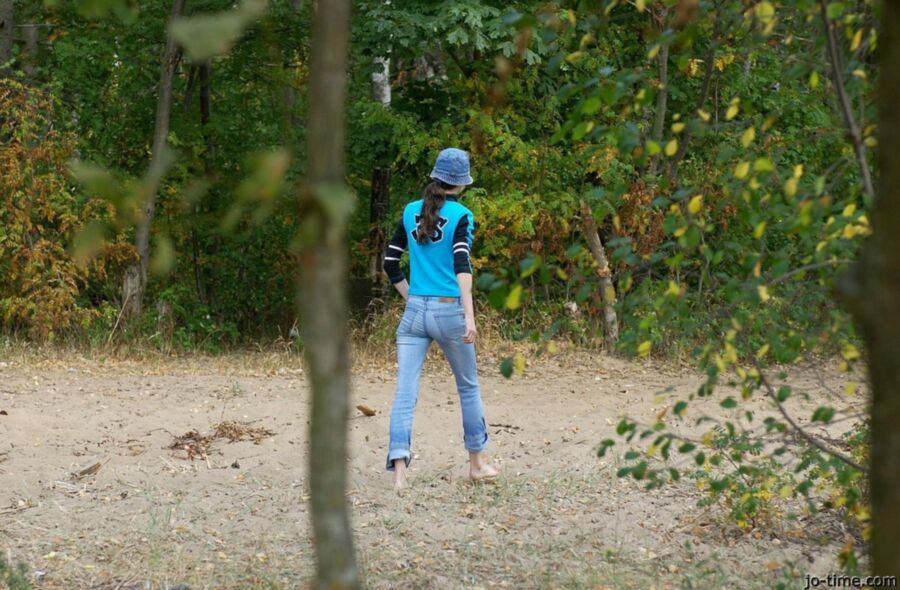 Dünner Teenie pinkelt im Wald