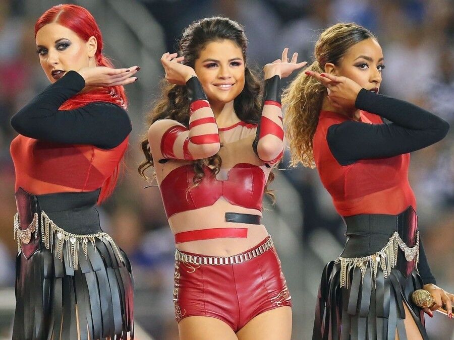 Selena Gomez - Tenue sexy en cuir rouge