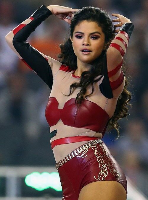 Selena Gomez - Tenue sexy en cuir rouge