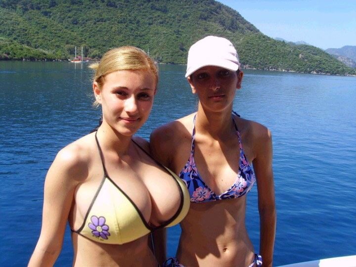 Busty Girls in Bikini