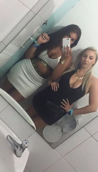 Rubia bimbo adolescente chav con enormes tetas