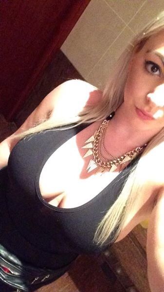 Rubia bimbo adolescente chav con enormes tetas