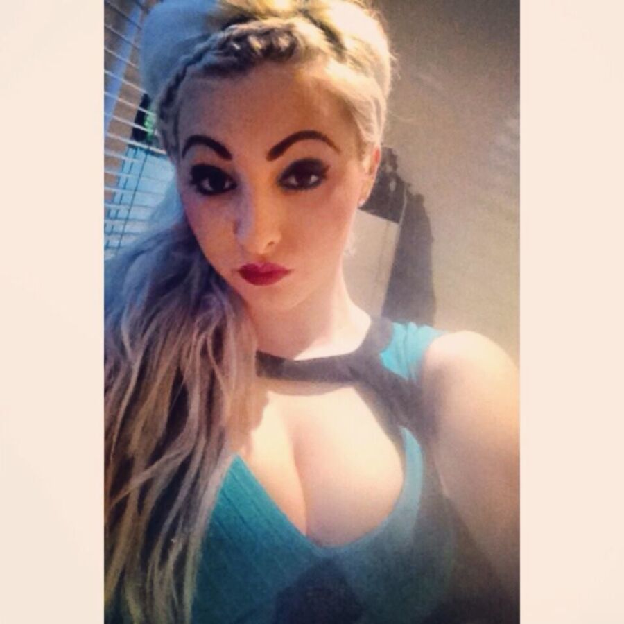 Rubia bimbo adolescente chav con enormes tetas