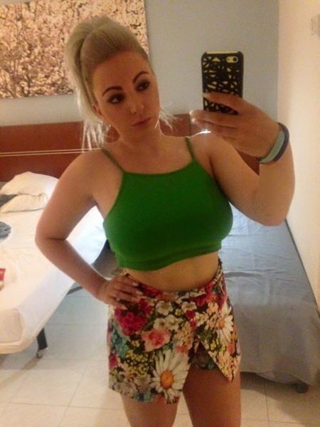 Rubia bimbo adolescente chav con enormes tetas