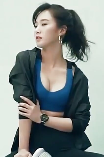 Kwon Yuri (Cleavage)