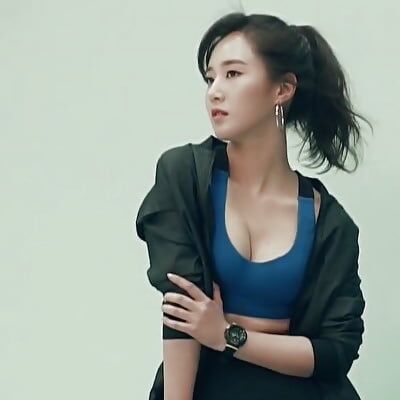 Kwon Yuri (Cleavage)