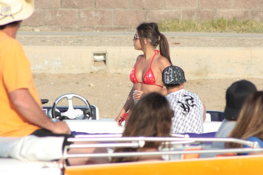 Brunette en bikini string rouge