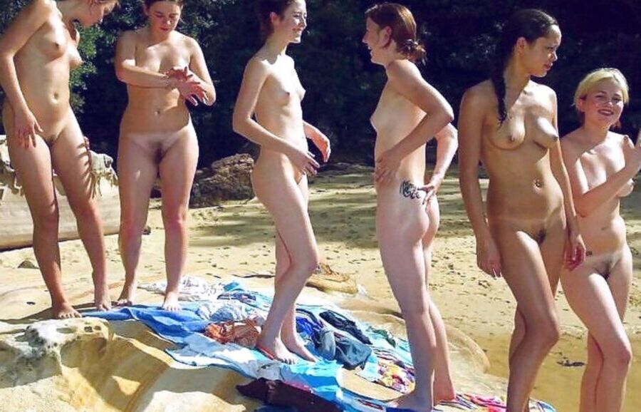 Grupos de adolescentes nudistas