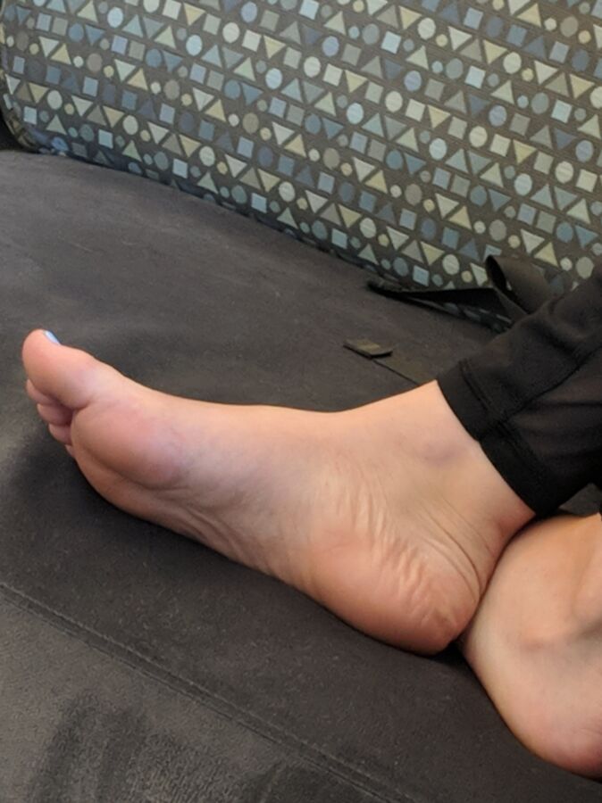 footqueenboo amateur candid teen feet in university library