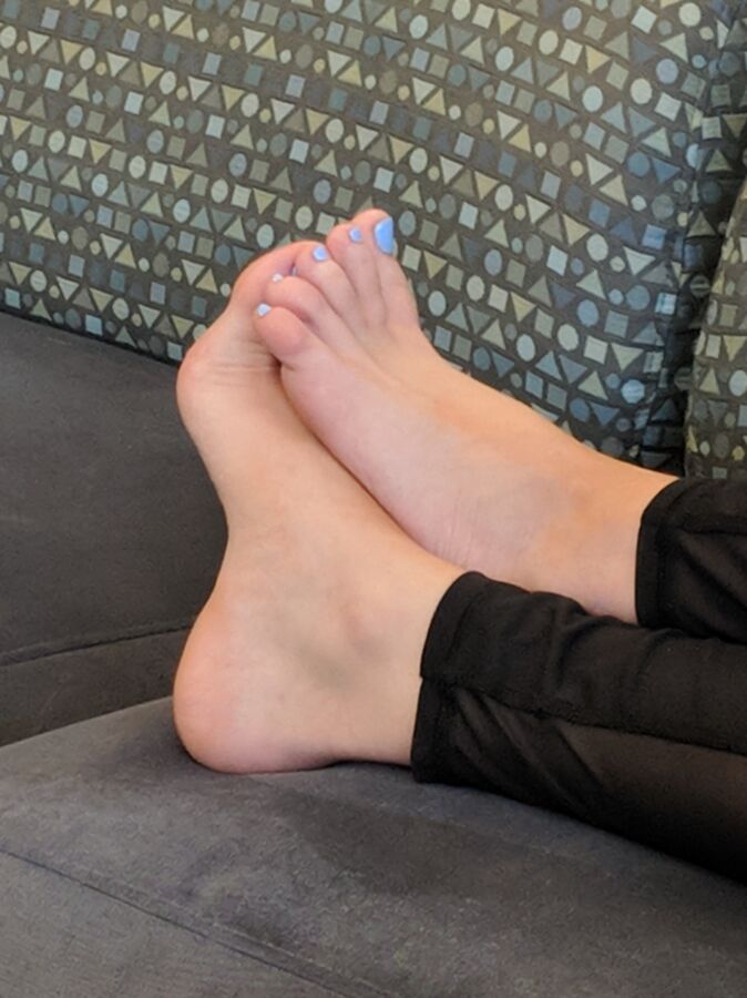 footqueenboo amateur candid teen feet in university library