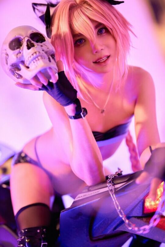 AMAZING FEMBOY VELVET-CHANN - ASTOLFO PUNK