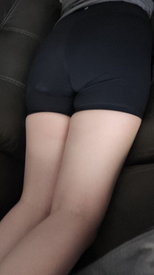 Teen feet and ass (plz comment)