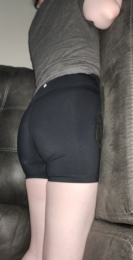 Teen feet and ass (plz comment)