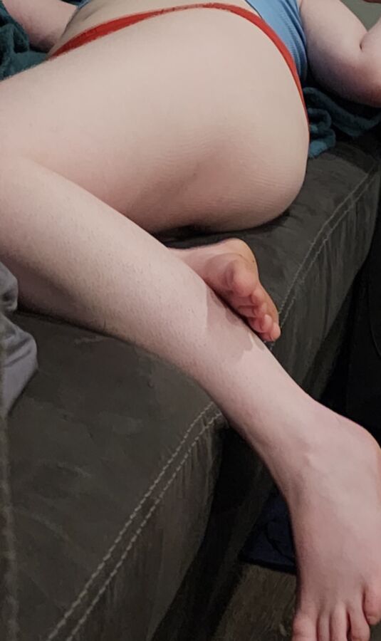 Teen feet and ass (plz comment)