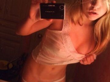 emo-hottie-and-her-sexy-selfpics