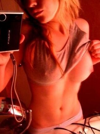 emo-hottie-and-her-sexy-selfpics