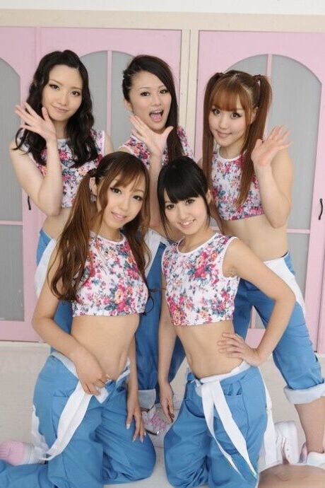 groupe de filles japonaises nues posant