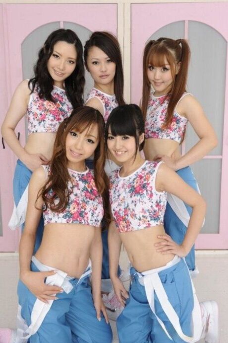 groupe de filles japonaises nues posant