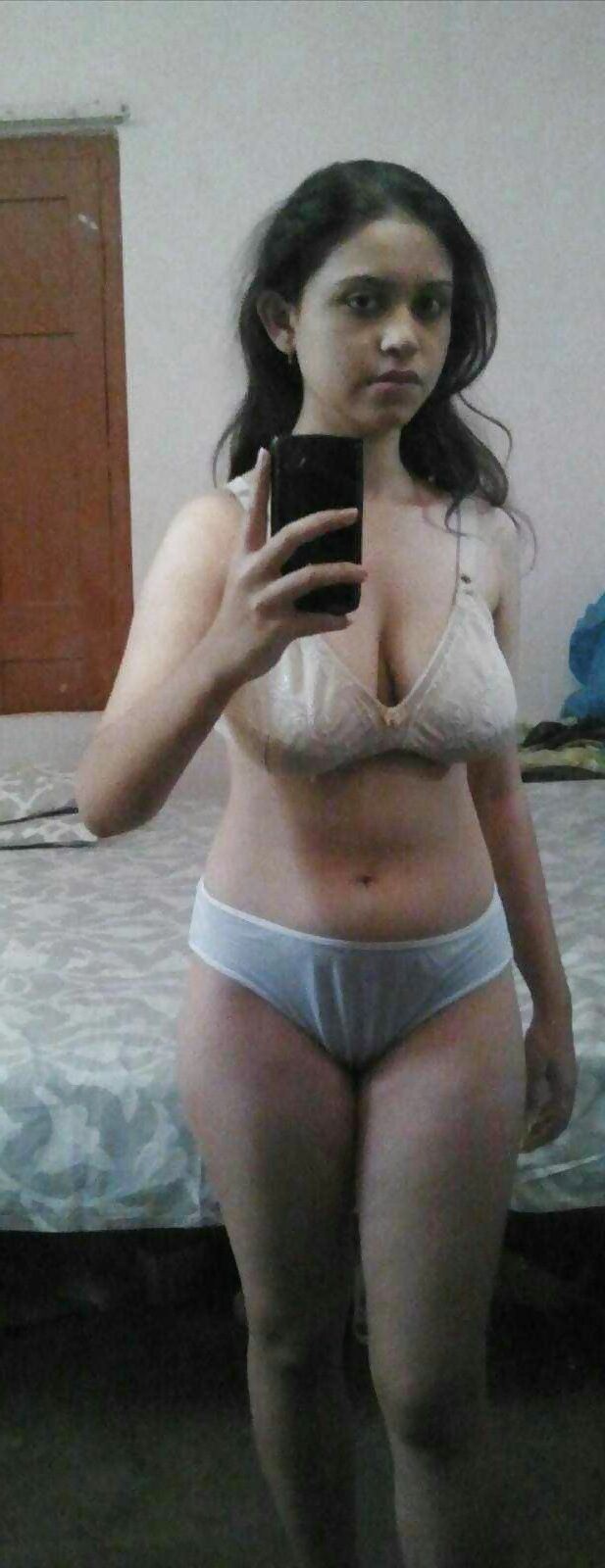 Adolescente india de grandes tetas desnuda expuesta