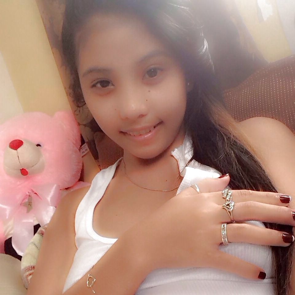 thai teen shows boobs and pussy