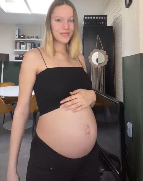 jolie adolescente enceinte hollandaise