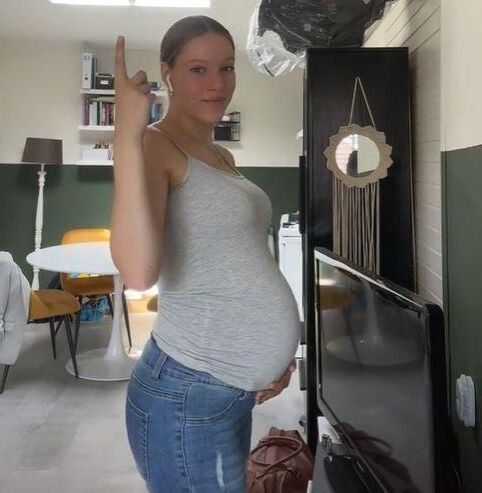 jolie adolescente enceinte hollandaise