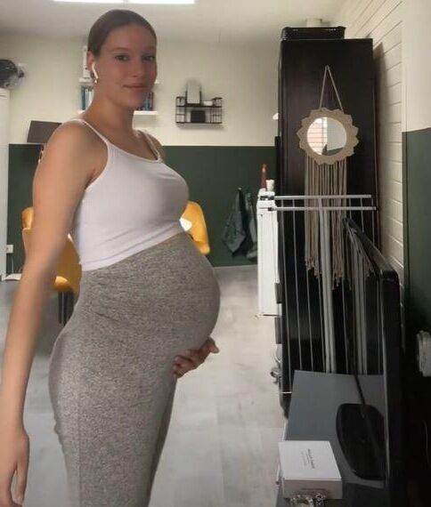 jolie adolescente enceinte hollandaise