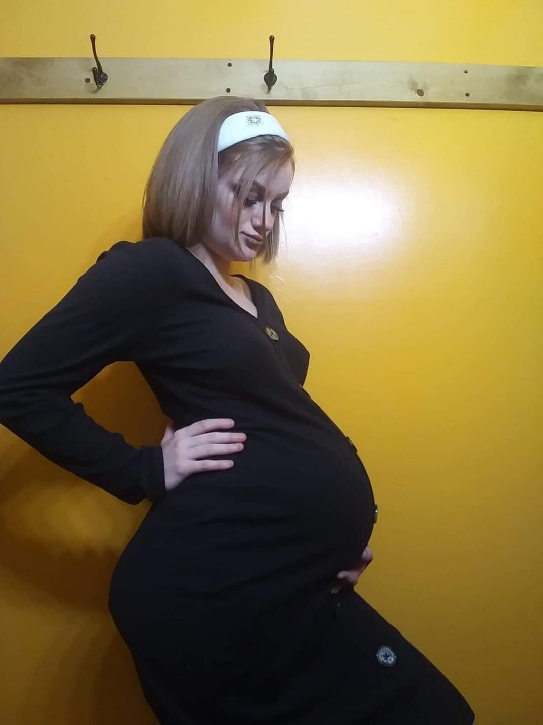 Pregnant teen 70