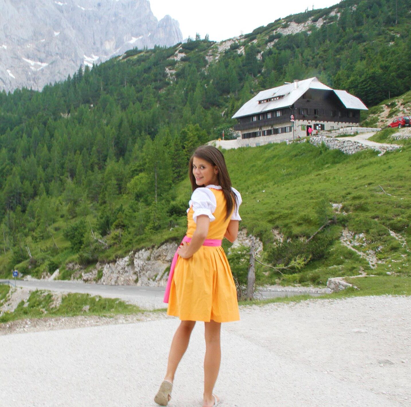 Heidi-jung e um bisschen Schwanger auf der Berghütte