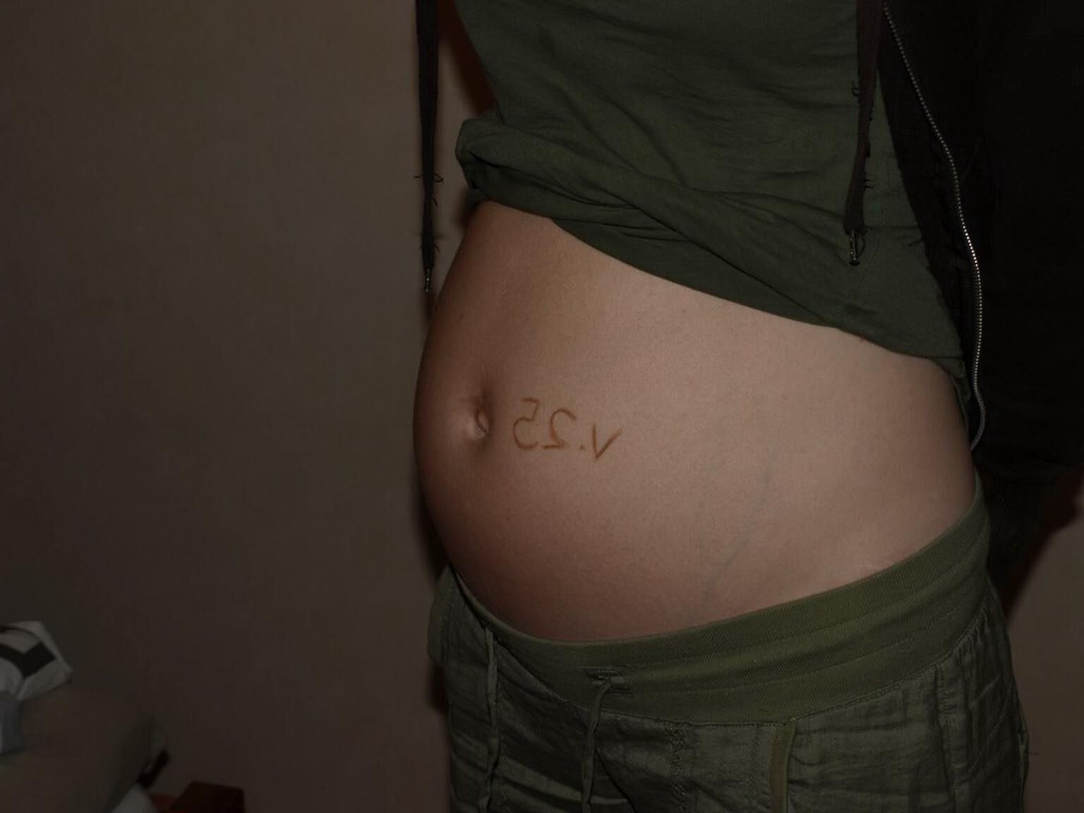 adolescente enceinte maigre