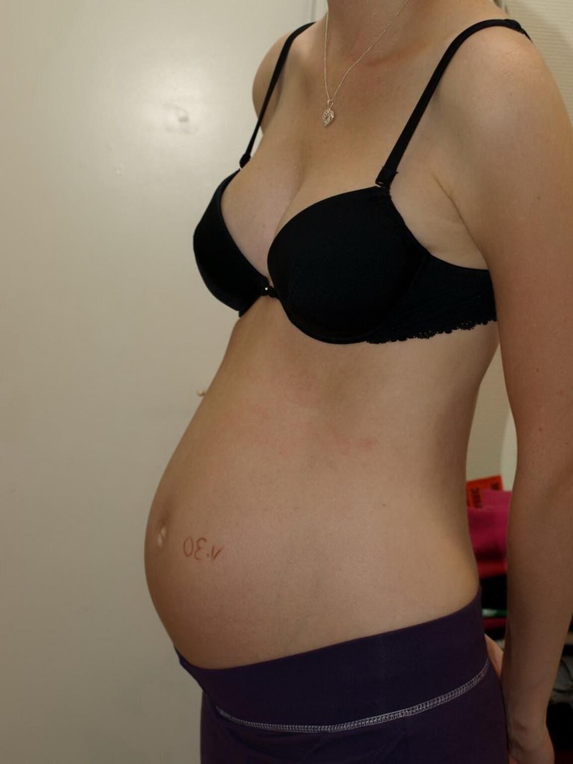 adolescente enceinte maigre