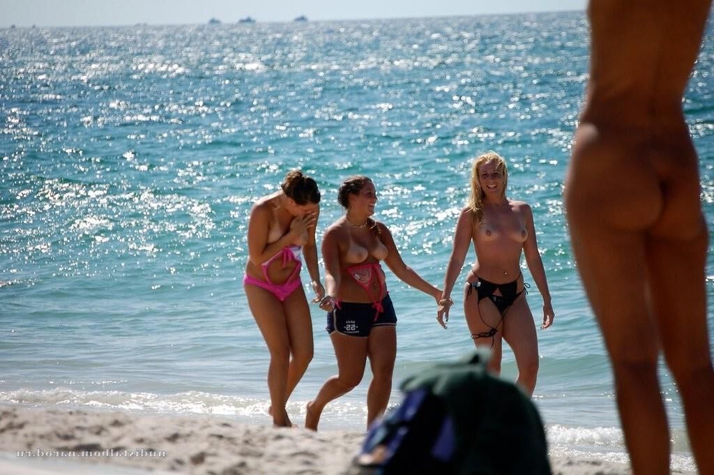 Desnudos De Playa