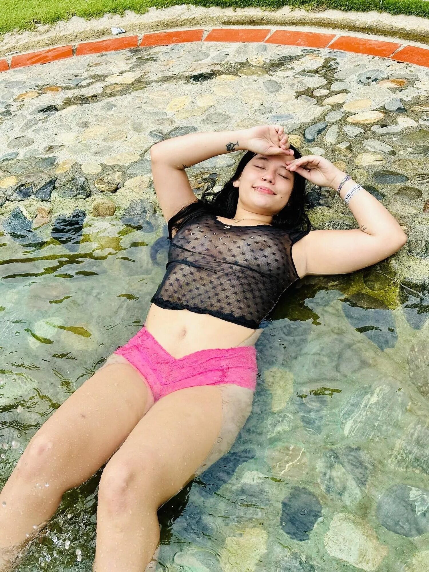 Puta adolescente colombiana al aire libre en la piscina Kittydj