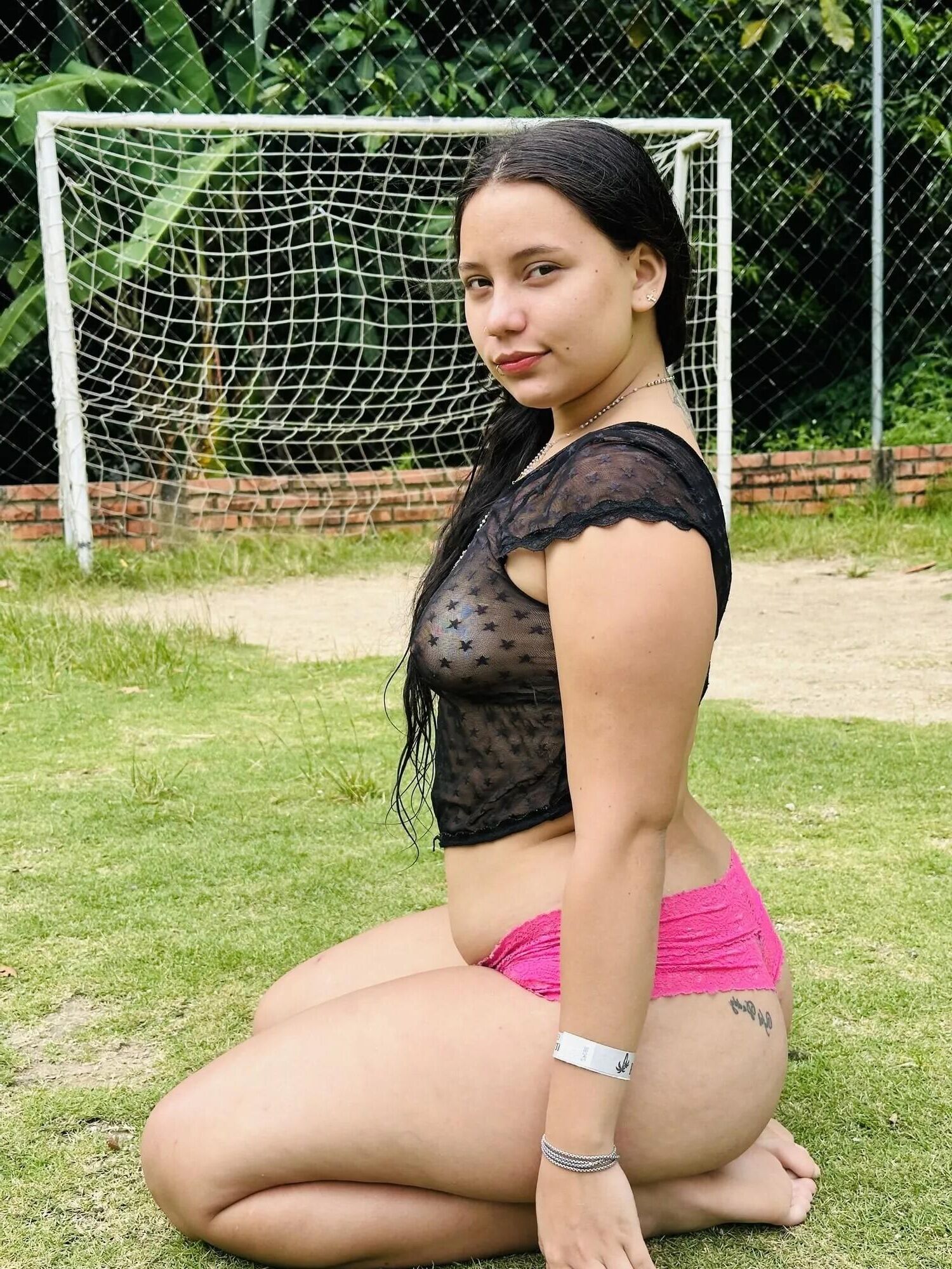 Puta adolescente colombiana al aire libre en la piscina Kittydj