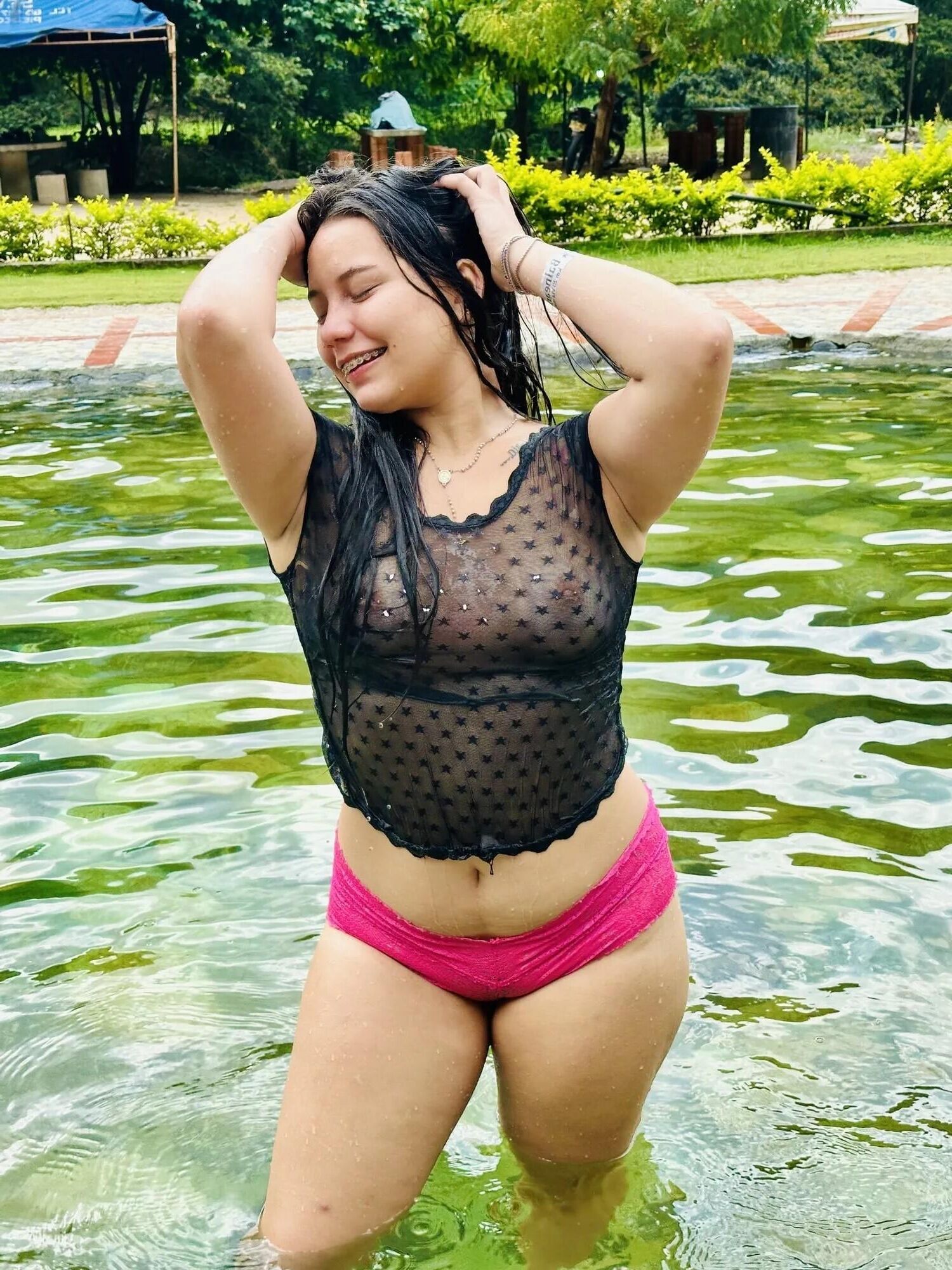 Puta adolescente colombiana al aire libre en la piscina Kittydj