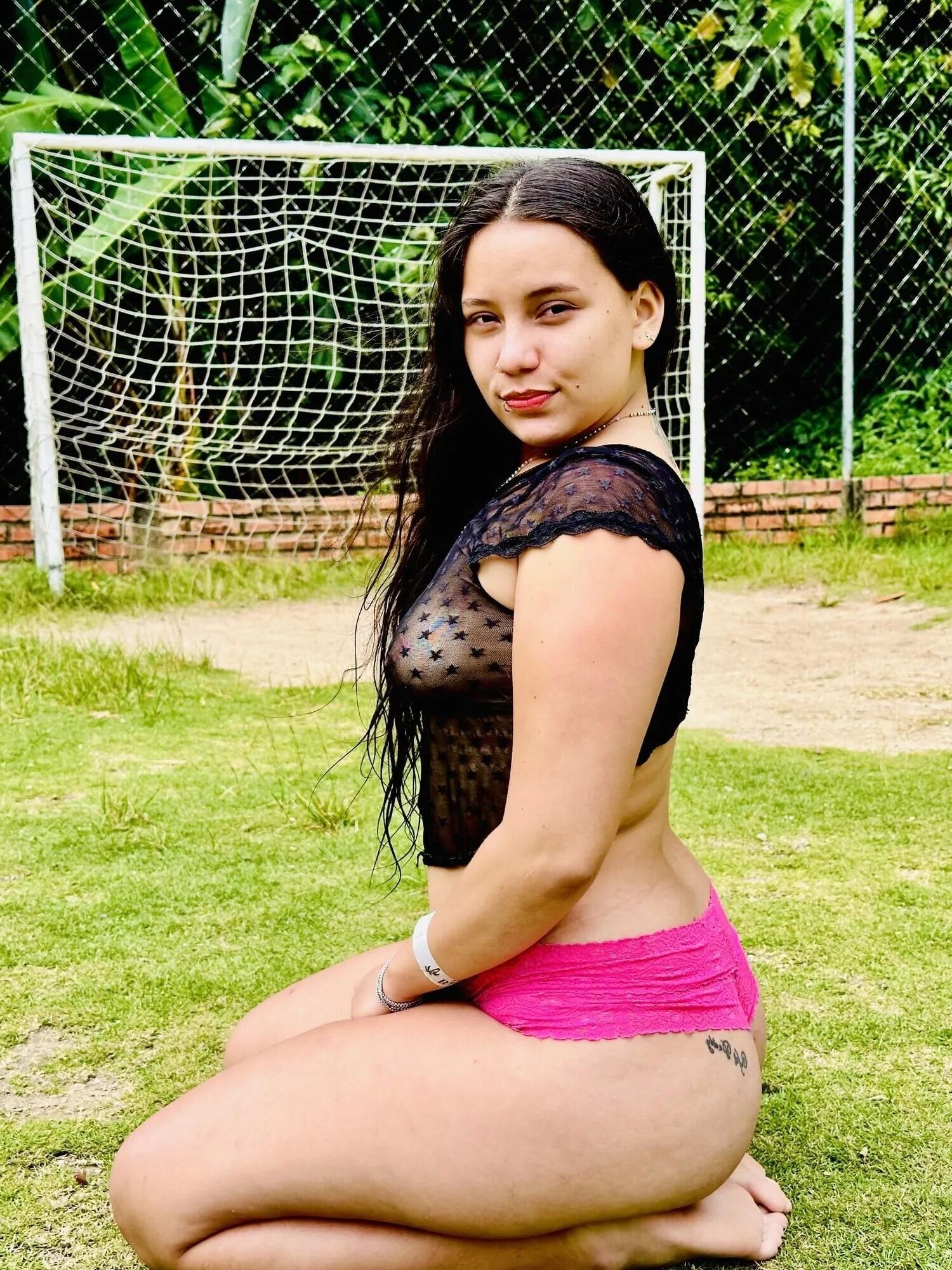 Puta adolescente colombiana al aire libre en la piscina Kittydj