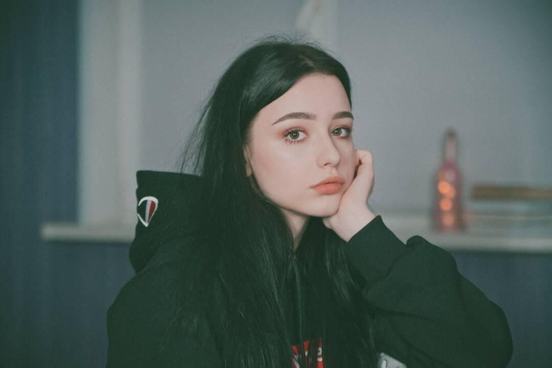 Dasha es una pequeña adolescente encantadora 1