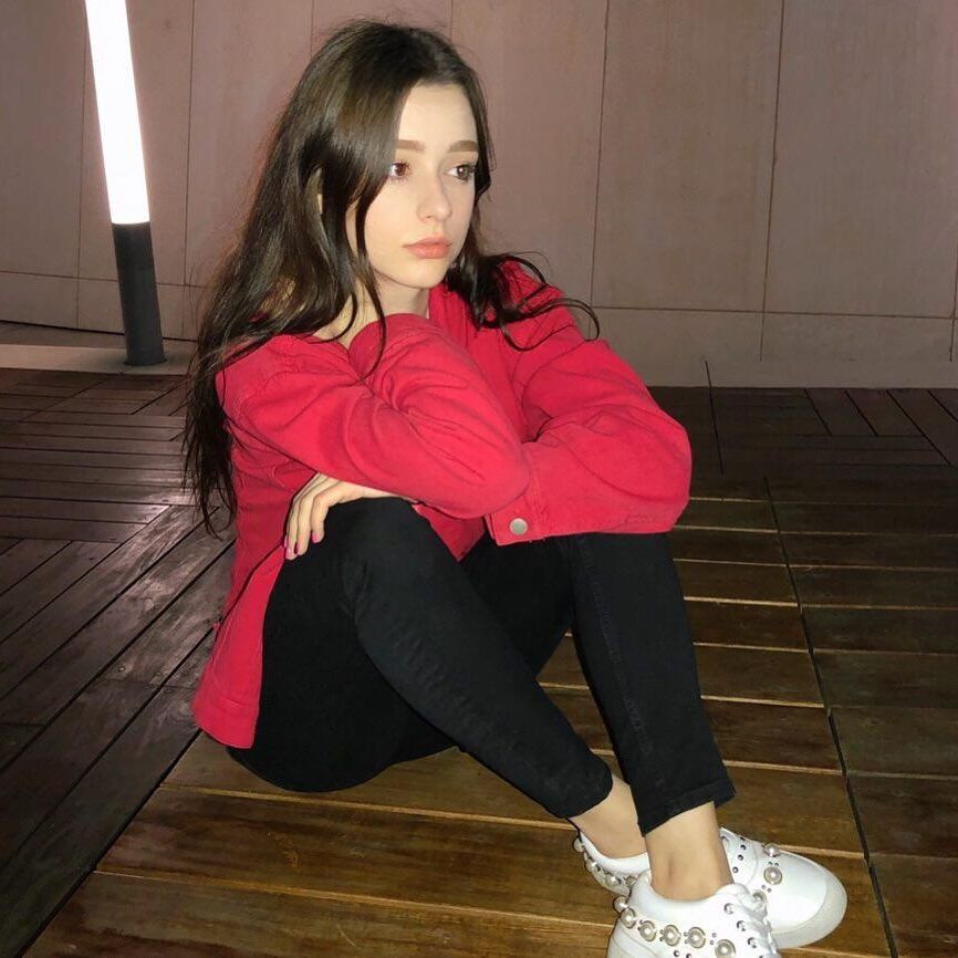 Dasha es una pequeña adolescente encantadora 1