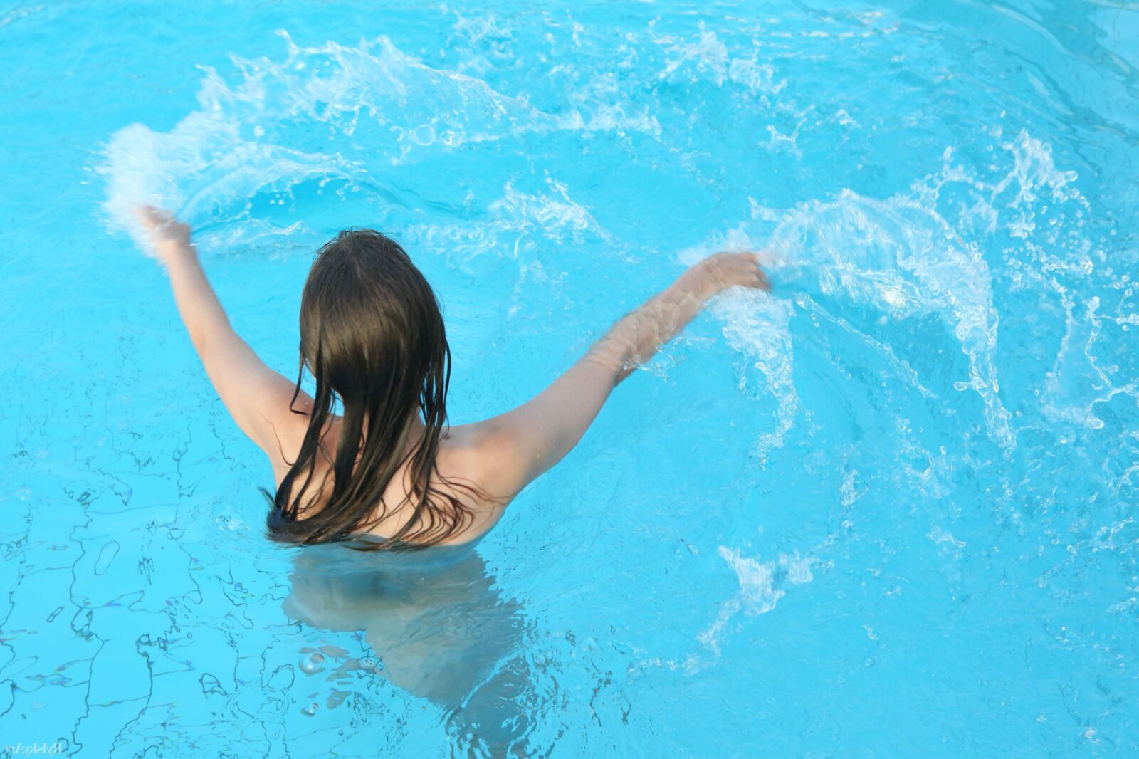 Linda adolescente peluda Sofy con tetas pequeñas y líneas de bronceado en la piscina