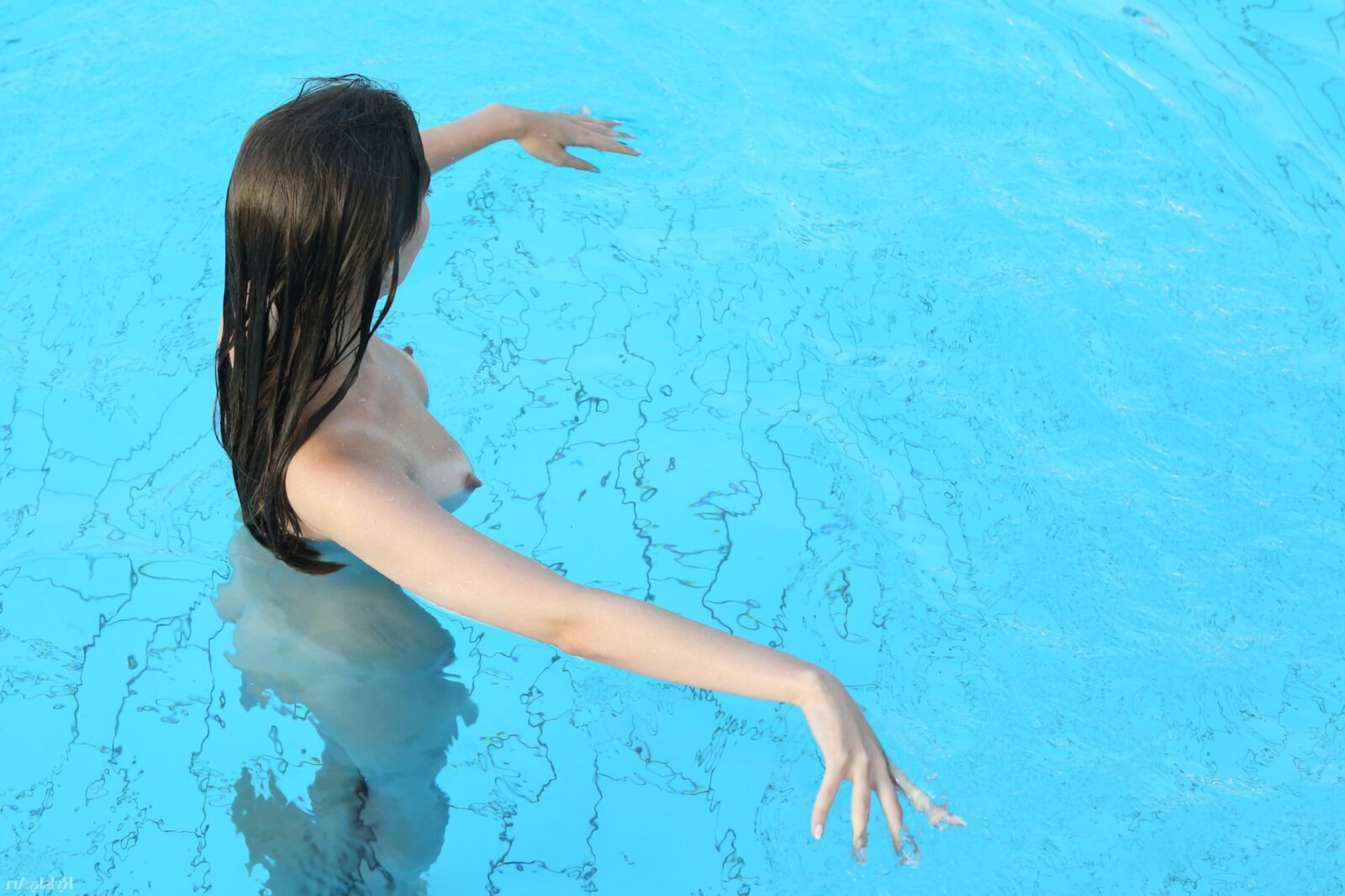 Linda adolescente peluda Sofy con tetas pequeñas y líneas de bronceado en la piscina