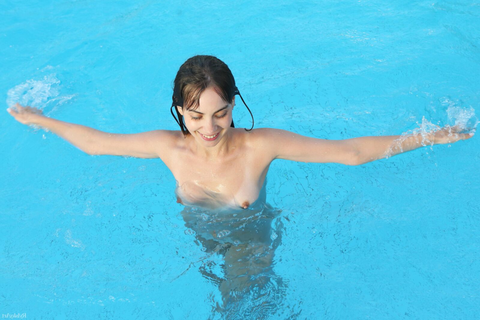 Linda adolescente peluda Sofy con tetas pequeñas y líneas de bronceado en la piscina