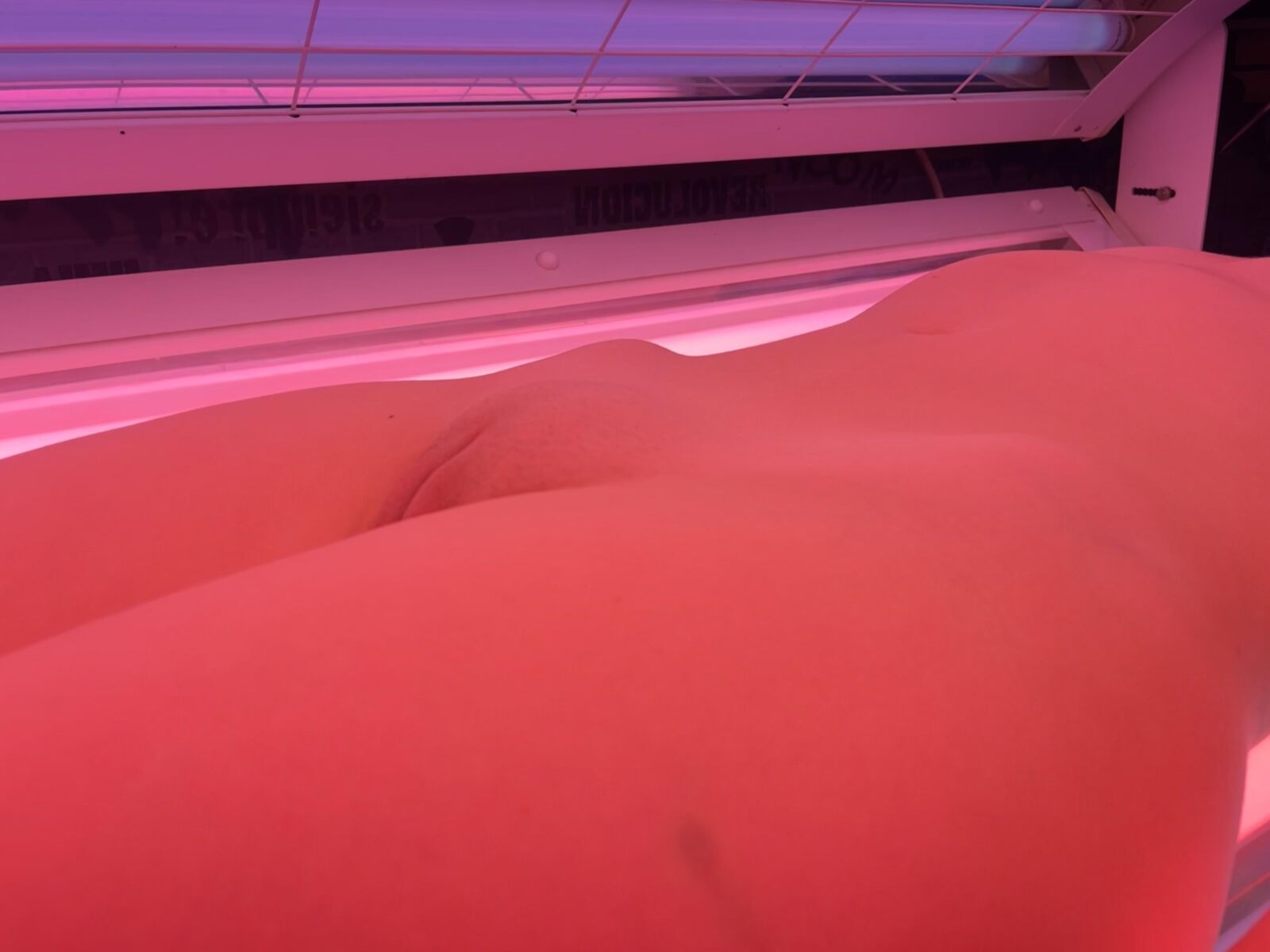 Novia de tetas pequeñas inconsciente en el solarium