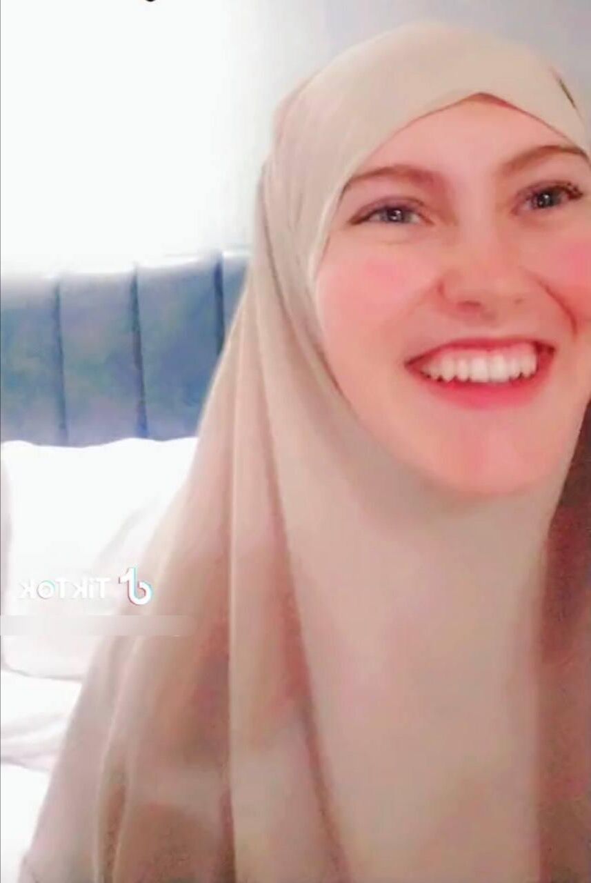 Kenza sexy algérienne musulmane hijabi a divulgué des nus