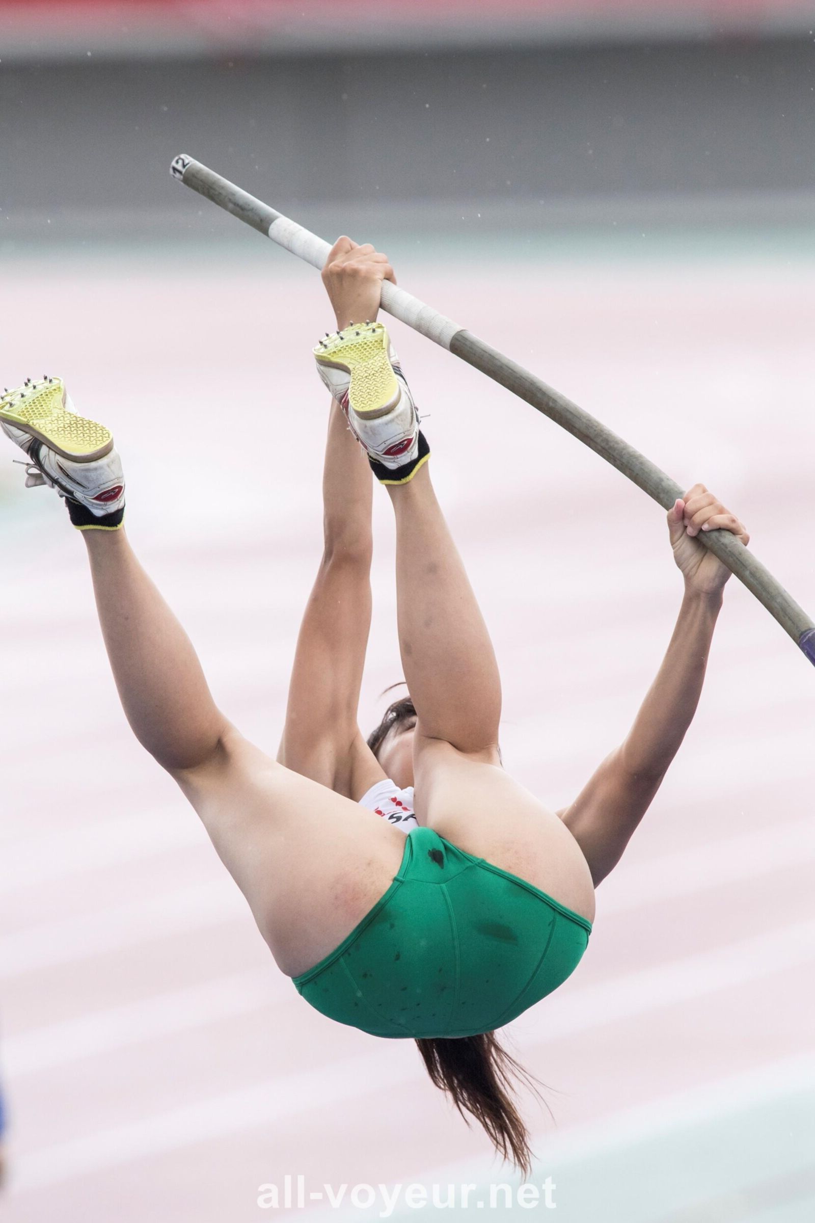 une athlète japonaise de saut de saut mouille son pantalon pendant une compétition