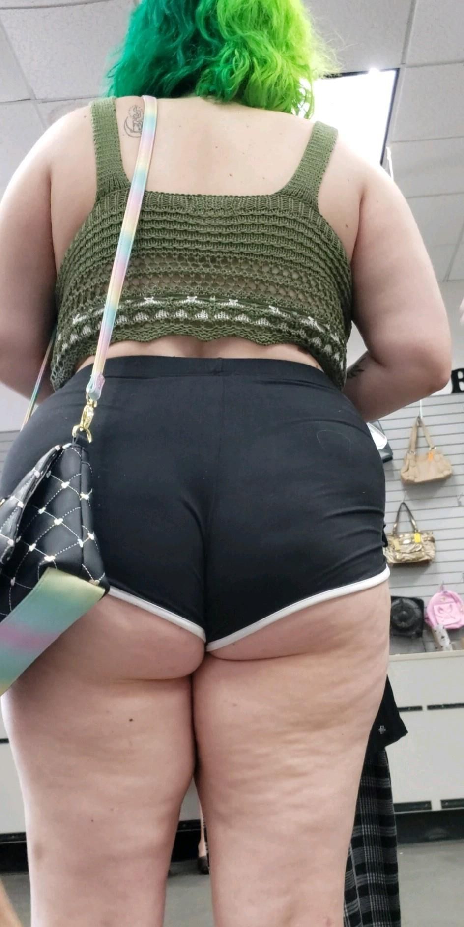 Shorts minúsculos Petite Pawg Quem usou melhor?